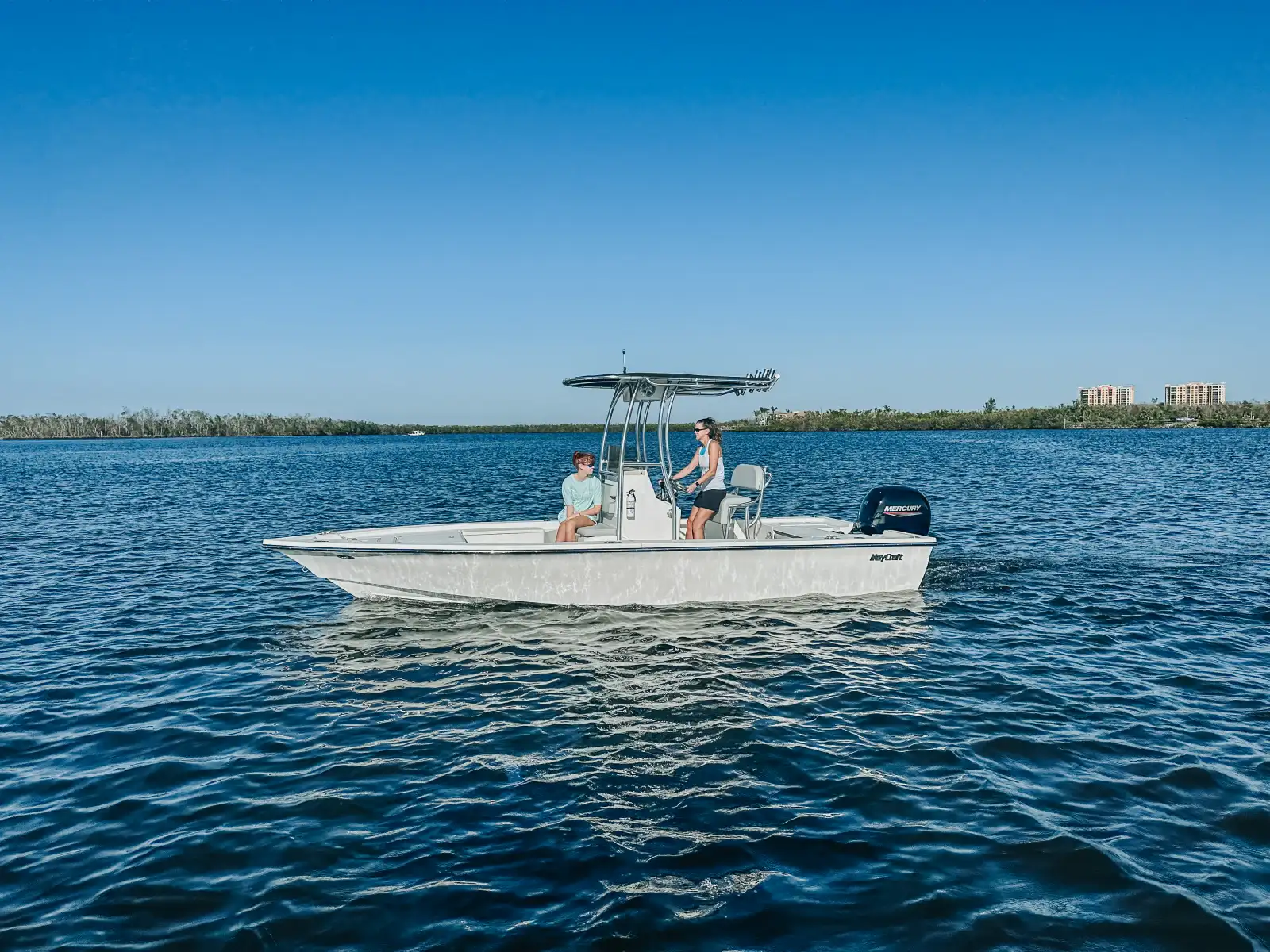 220 Bay Boat exterior